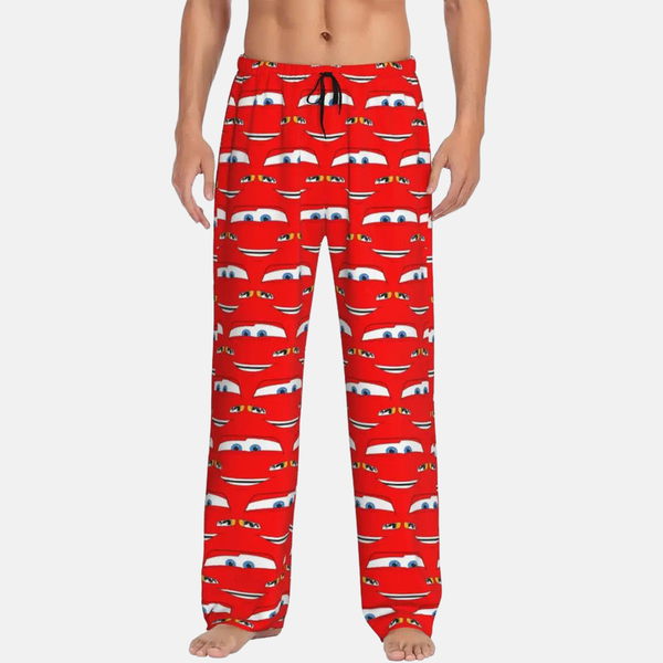 Homme portant le pantalon pyjama Flash McQueen "Regard", montrant la coupe et le design "all-over".