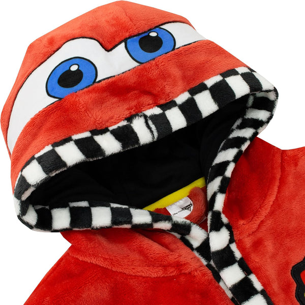 Gros plan sur la capuche du peignoir montrant les yeux de Flash McQueen imprimés ou brodés.