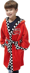 Enfant portant le peignoir Flash McQueen, vu de face, souriant.