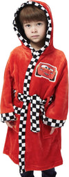 Enfant portant le peignoir Flash McQueen, vu de dos