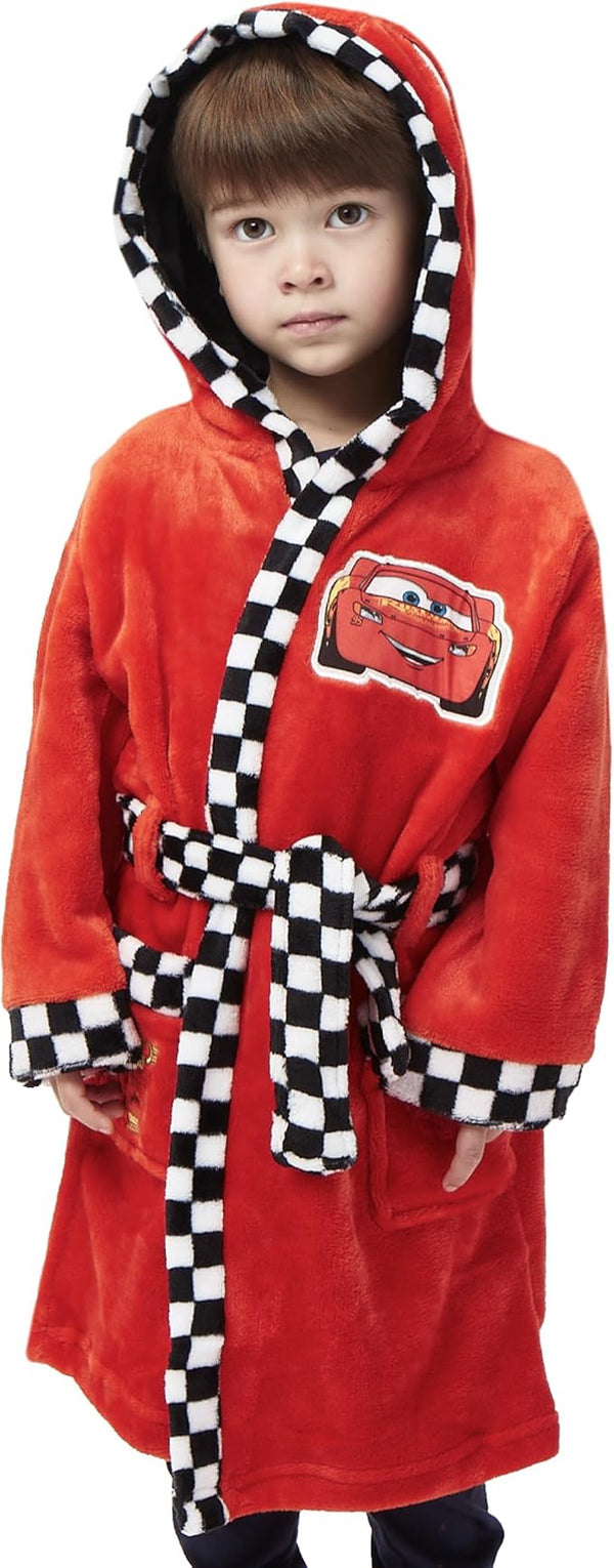 Enfant portant le peignoir Flash McQueen, vu de dos