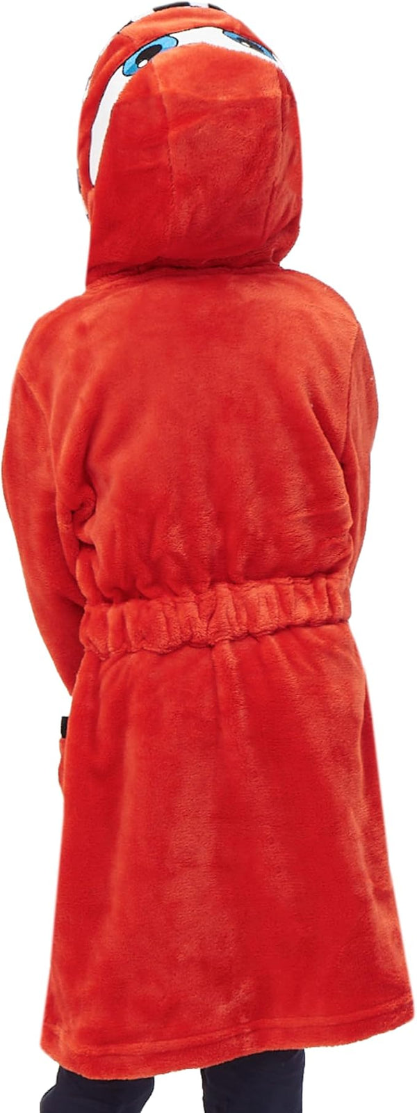 Enfant portant le peignoir Flash McQueen, vu de dos