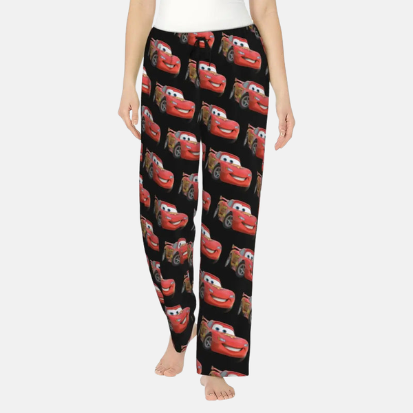 Gros plan sur le pantalon de pyjama noir avec des motifs rouges et jaunes de l'univers Cars.