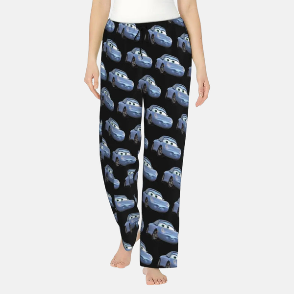 Gros plan sur le pantalon de pyjama bleu avec des motifs de cônes et de l'univers Cars.