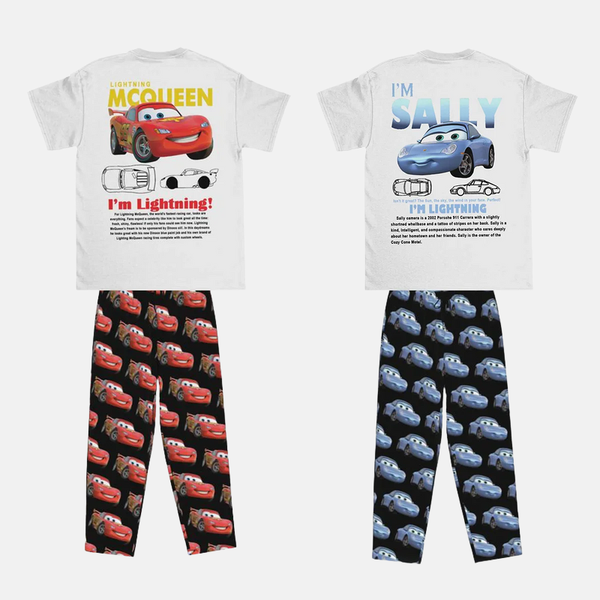 Set complet de pyjamas pour couple avec le T-shirt et le pantalon de Flash McQueen à gauche, et le T-shirt et le pantalon de Sally à droite.