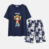 Ensemble pyjama court One Piece : T-shirt bleu marine avec inscription "FREE" et Jolly Roger de Luffy, short gris clair à motifs personnages/symboles.