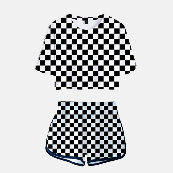 Ensemble pyjama femme Demon Slayer composé d'un crop top et d'un short assorti, arborant un motif à carreaux (damier) noir et blanc.