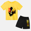 Ensemble pyjama King Luffy comprenant un T-shirt jaune avec silhouette noire de Luffy et un short noir.