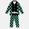 Ensemble pyjama adulte Demon Slayer : chemise à manches longues et pantalon long arborant le motif damier vert et noir du haori de Tanjiro Kamado.