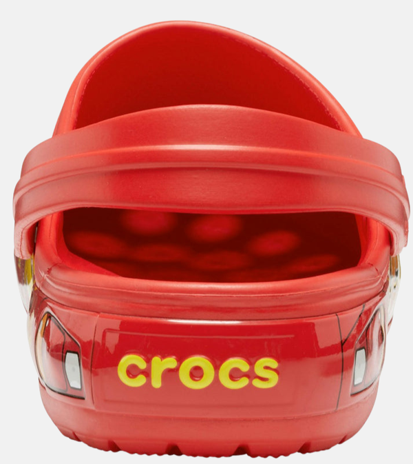 Vue arrière du sabot Flash McQueen, mettant en évidence la bride de talon pivotante avec le logo "Crocs" en relief.