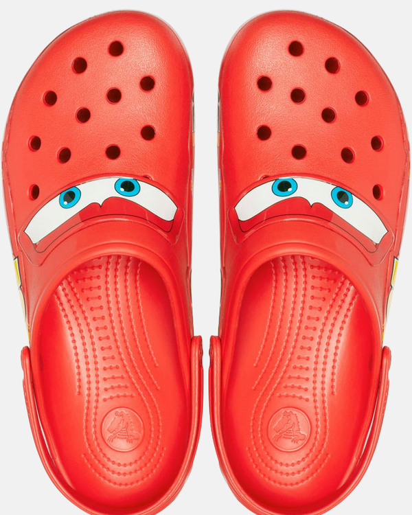 Vue de dessus de la paire de sabots Flash McQueen, montrant la semelle intérieure rouge et les perforations pour l'aération.