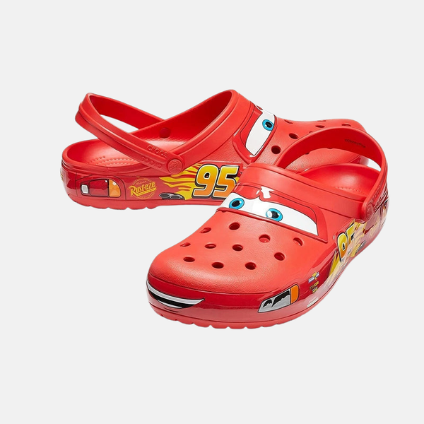 Sabot rouge avec le design de Flash McQueen, montrant les graphismes de flammes, le numéro 95 et les yeux du personnage sur le devant.