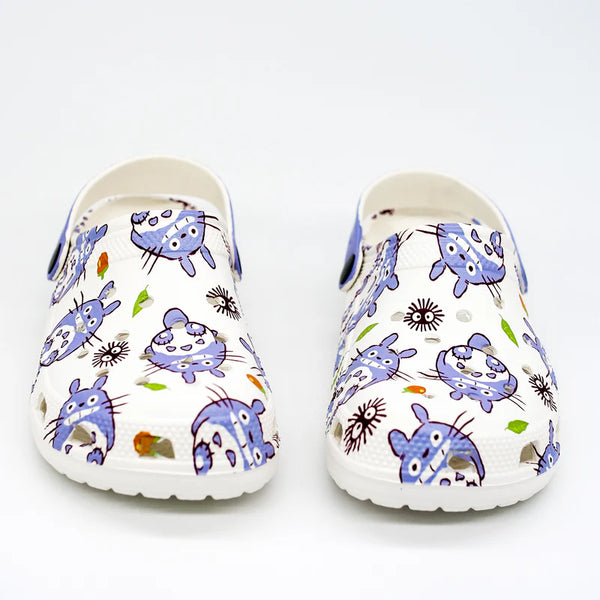 Vue de dessus des sabots Totoro pour fans d’anime