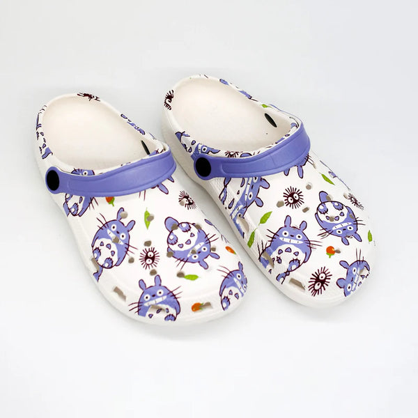 Sabots Totoro blancs et violets avec illustrations du personnage Totoro
