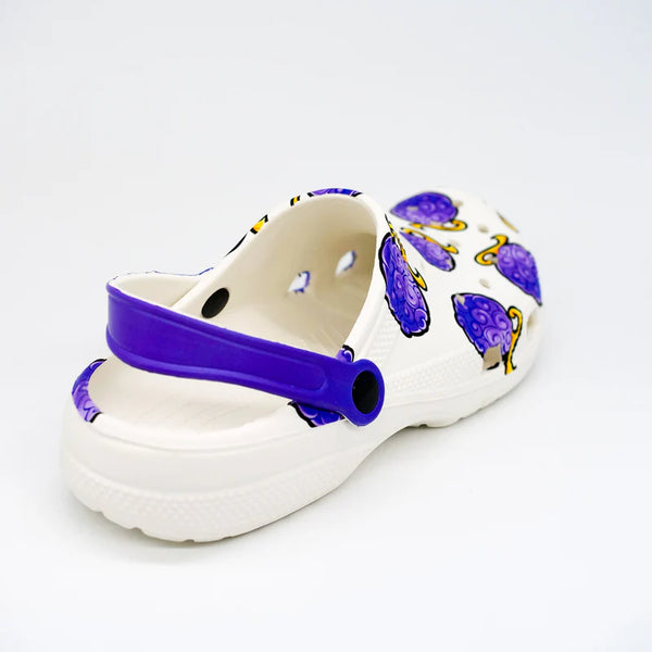 Paire de sabots One Piece posée à plat, imprimé manga violet, vue du dessus