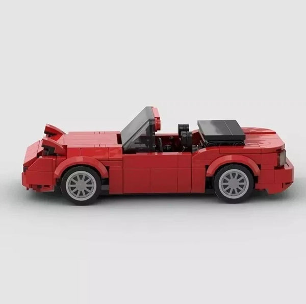 Vue de profil du set de briques Mazda MX-5 Miata rouge, en mode cabriolet.
