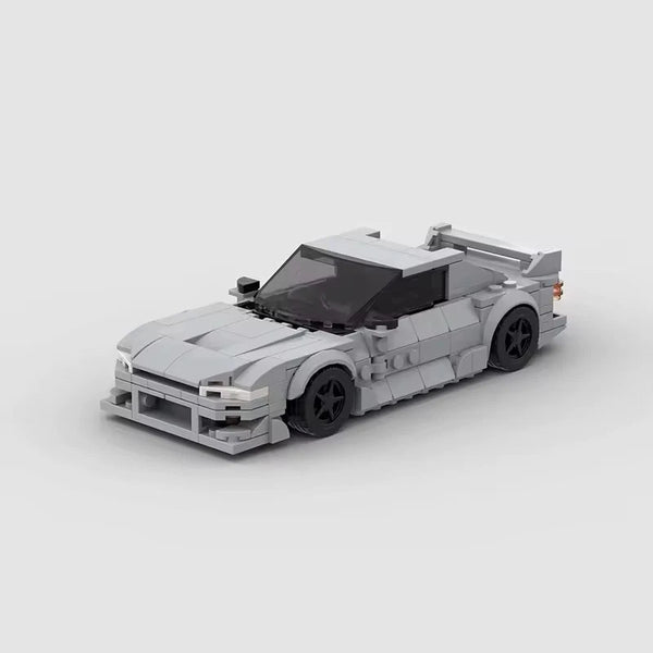 Set de construction de la voiture Nissan Silvia S14 grise en briques (JDM), vue de trois-quarts avant.