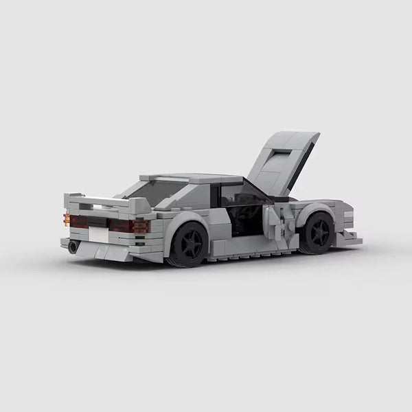 Vue de trois-quarts arrière du set de briques Nissan Silvia S14 grise, montrant l'aileron.