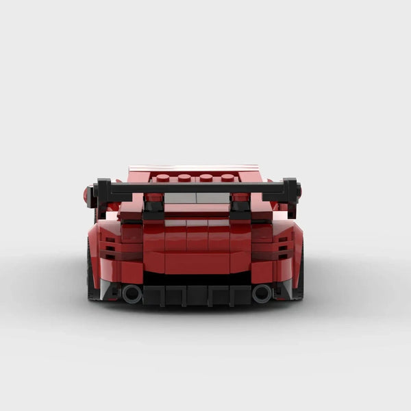 Vue arrière du set de construction de la Porsche GT3 RS rouge, mettant en avant l'aileron massif.
