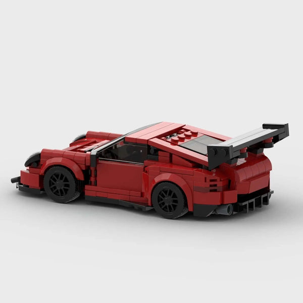 Vue de profil (côté droit) de la voiture Porsche GT3 RS en briques rouges.