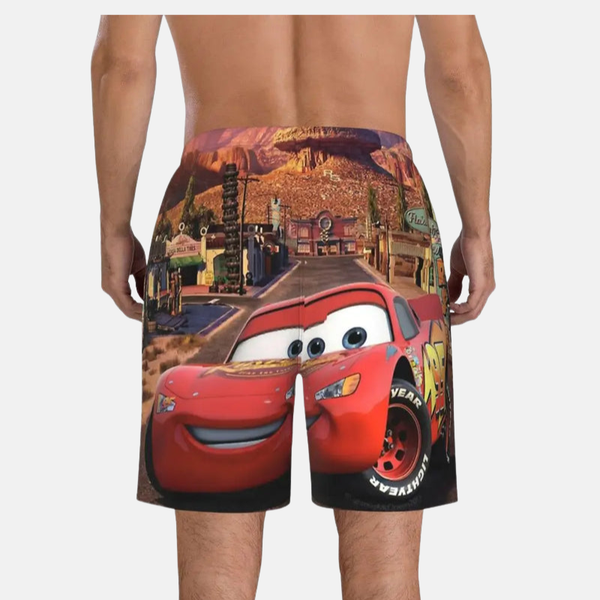 Personne portant le short de bain McQueen à Radiator Springs, vu de face.