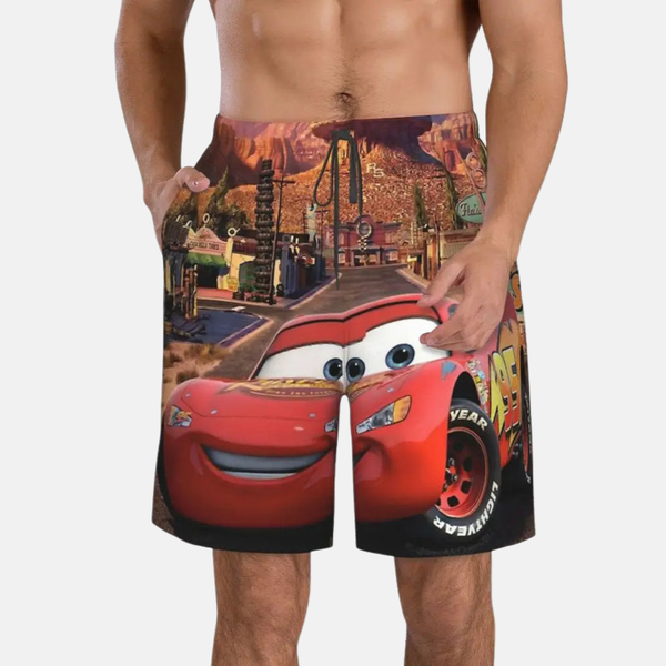 Personne portant le short de bain McQueen à Radiator Springs, vu de face.