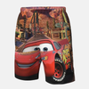 Short de bain avec un grand design de Flash McQueen devant le paysage de Radiator Springs au coucher du soleil.