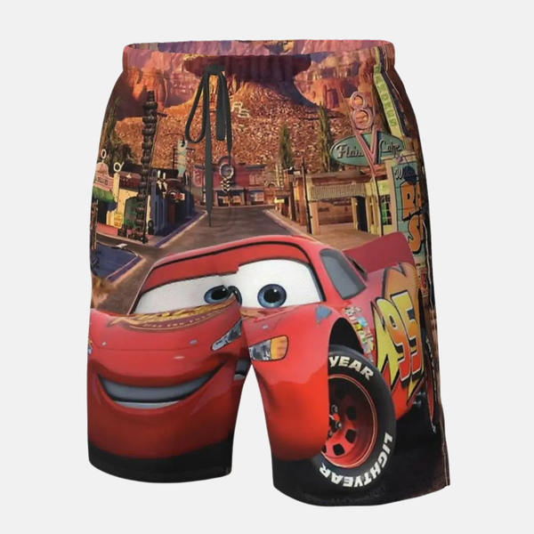 Short de bain avec un grand design de Flash McQueen devant le paysage de Radiator Springs au coucher du soleil.