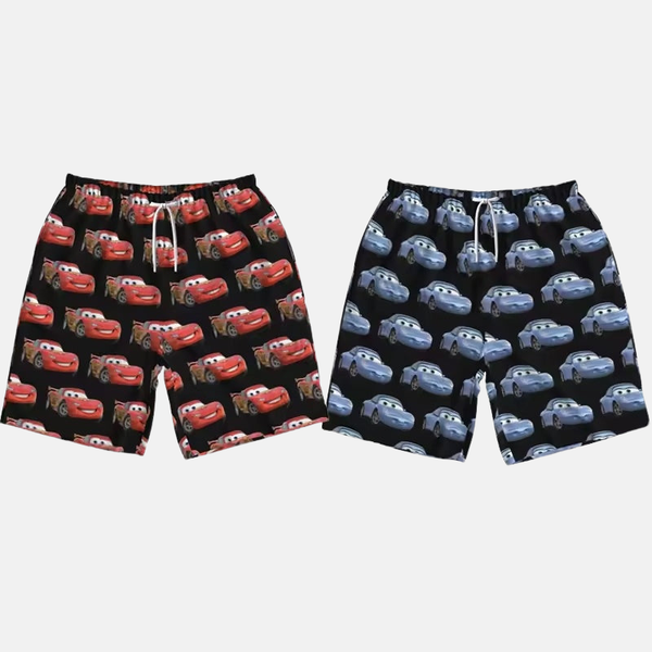Set de deux shorts de bain pour couple Cars : un short noir avec motif Flash McQueen et un short bleu avec motif Sally Carrera.
