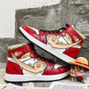 Gros plan sur les baskets montantes de Monkey D. Luffy portées, montrant le design détaillé et les couleurs emblématiques de One Piece.
