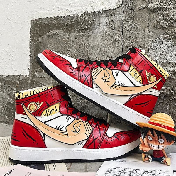 Gros plan sur les baskets montantes de Monkey D. Luffy portées, montrant le design détaillé et les couleurs emblématiques de One Piece.