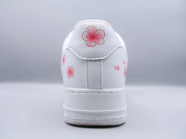 Vue arrière des baskets avec motif rose et symbole Demon Slayer