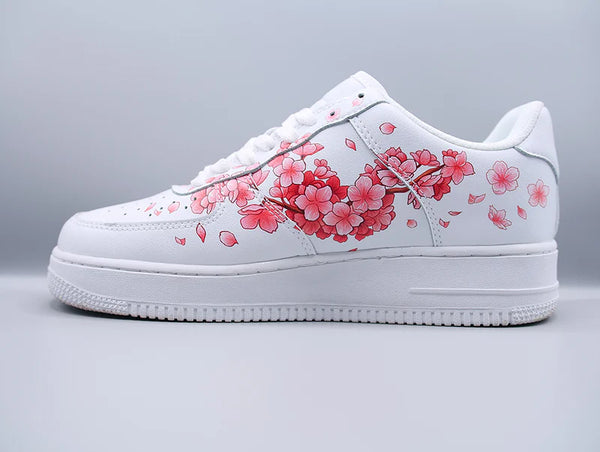 Sneakers Demon Slayer avec design fleuri rose vif, vue de profil latéral