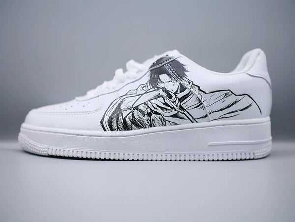 Sneakers Attack on Titan avec illustration Eren, vue de profil gauche sur fond gris