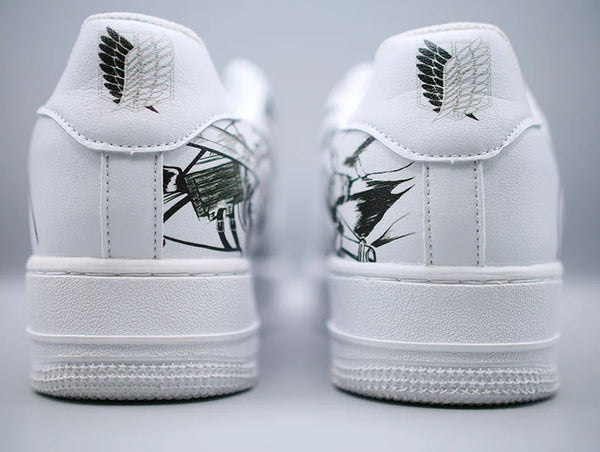 Vue arrière des baskets avec dessins Levi et Eren stylisés, talons blancs contrastés