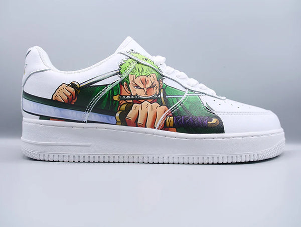 Vue latérale gauche des baskets Zoro avec son design sabre en action