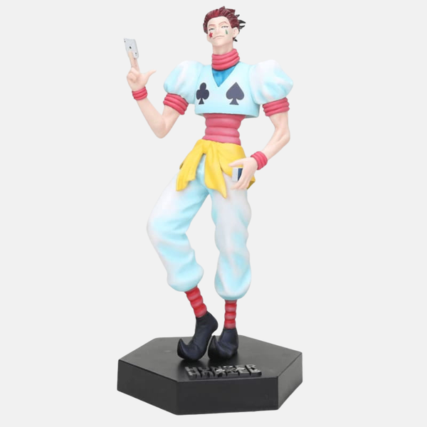 Statue de Hisoka Morow (24cm), vue de face, dans sa tenue classique, debout dans une pose calme et confiante.