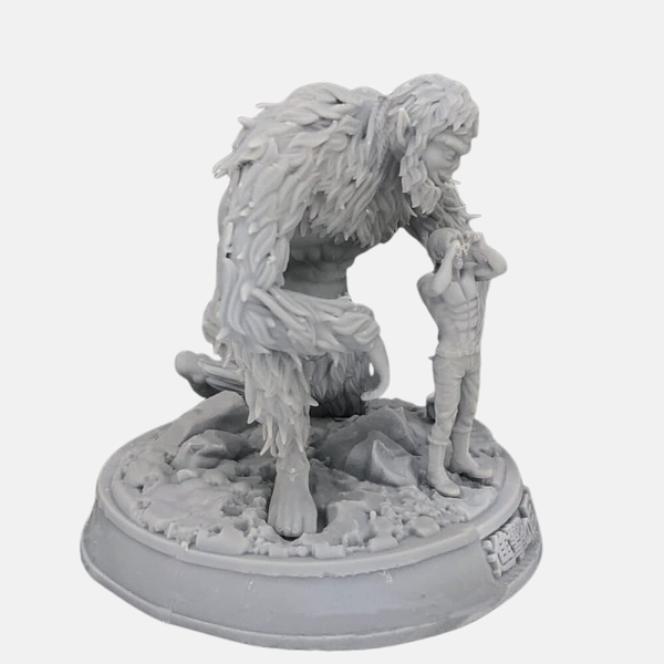 Vue de profil de la statue en résine du Titan Bestial, montrant la texture de sa fourrure et sa musculature puissante.