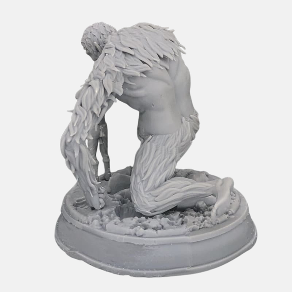 Gros plan sur le visage intelligent et menaçant de la statue en résine du Titan Bestial, avec ses dents apparentes.