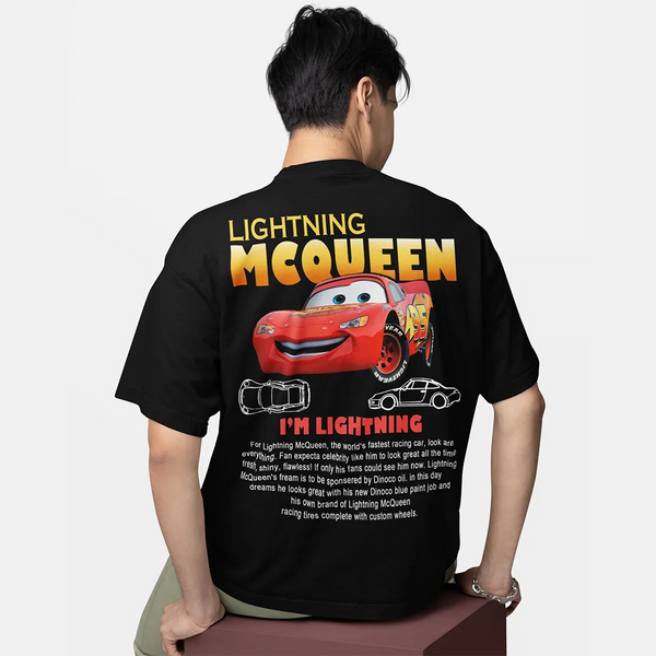Gros plan sur le T-shirt noir montrant le design de Flash McQueen et l'inscription "I'm Lightning".