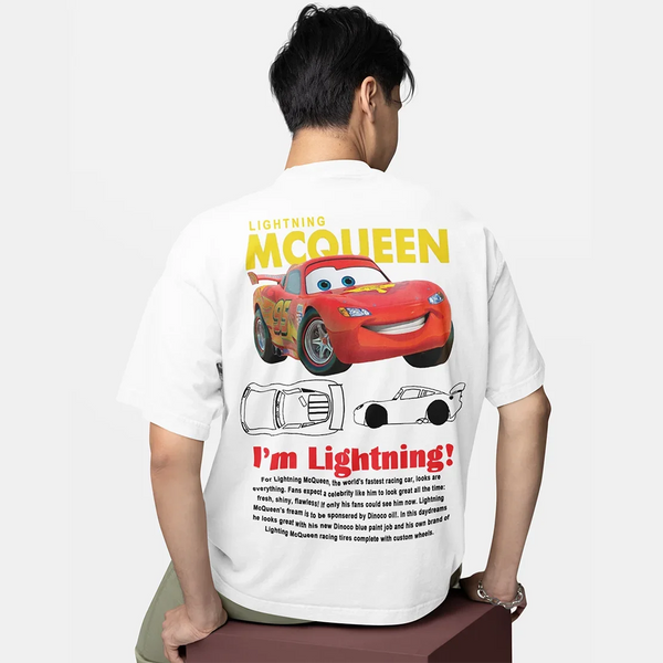 Gros plan sur le T-shirt noir montrant le design de Flash McQueen et l'inscription "I'm Lightning".