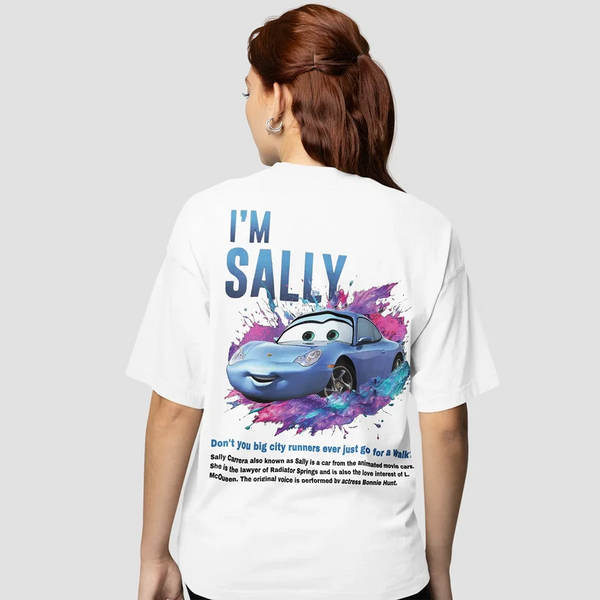 Vue arrière du T-shirt blanc Sally avec l'inscription "SALLY" en grand.