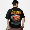 Homme portant le T-shirt noir Flash McQueen, vu de face.