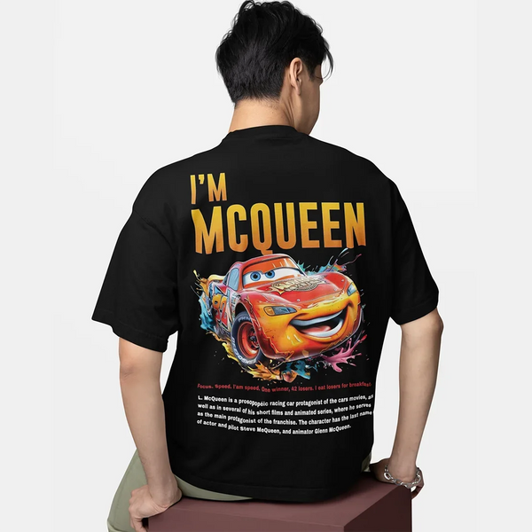 Homme portant le T-shirt noir Flash McQueen, vu de face.
