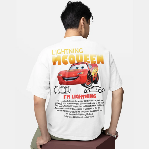 Gros plan sur le T-shirt noir montrant le design de Flash McQueen et l'inscription "I'm Lightning".