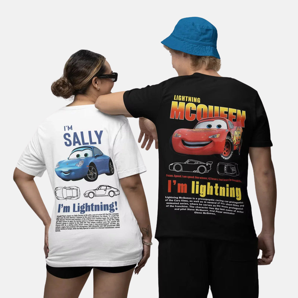 Couple portant le set de T-shirts Sally et McQueen, le T-shirt noir "I'm Lightning" et le T-shirt blanc "Sally".