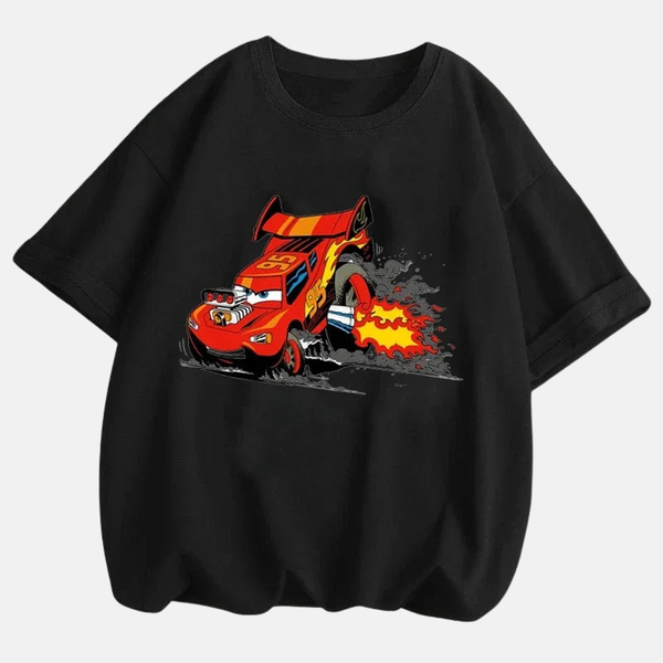 T-shirt noir pour enfant avec un grand design de Flash McQueen modifié, montrant un gros moteur V8 apparent.