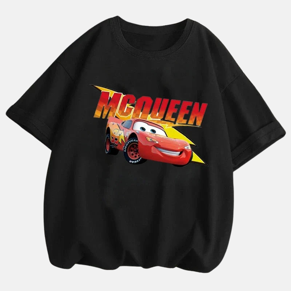 T-shirt noir pour enfant avec un grand design de Flash McQueen et l'inscription "McQueen" en grosses lettres.