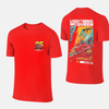 T-shirt blanc avec le design rétro de Flash McQueen et une voiture de course rouge.