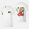 T-shirt blanc avec le design rétro de Flash McQueen et une voiture de course rouge.